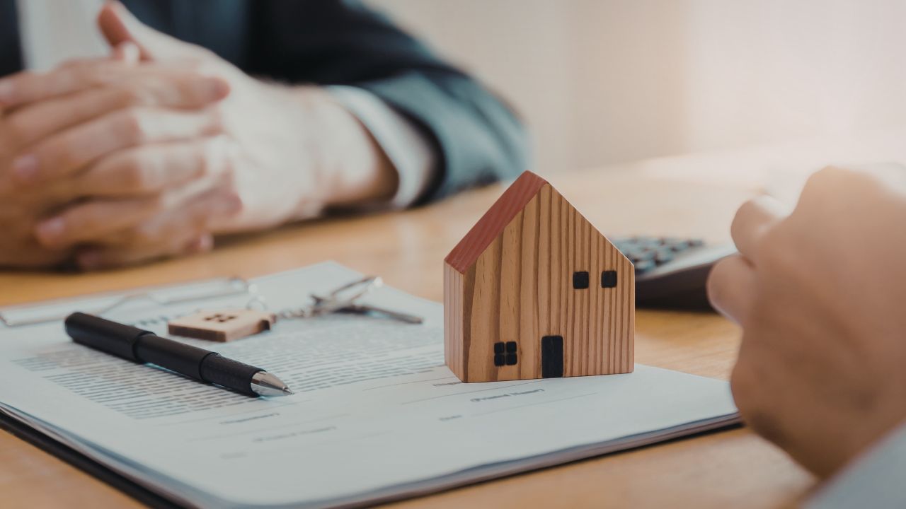 Property%20manager%20meeting%20with%20prospective%20tenant%20across%20desk Property%20manager%20meeting%20with%20prospective%20tenant%20across%20desk